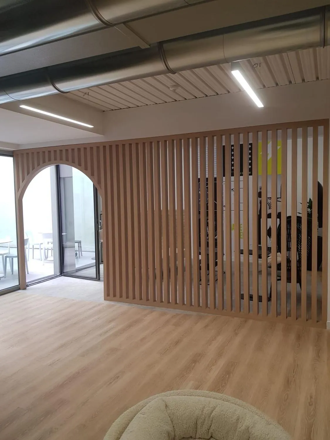 Claustra en bois sur mesure dans un espace rénové