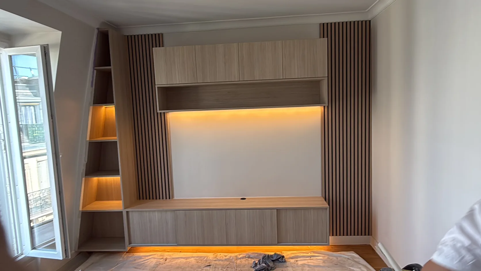 Meuble TV sur mesure avec tasseaux bois et éclairage LED réalisé par Leader MTP Bat