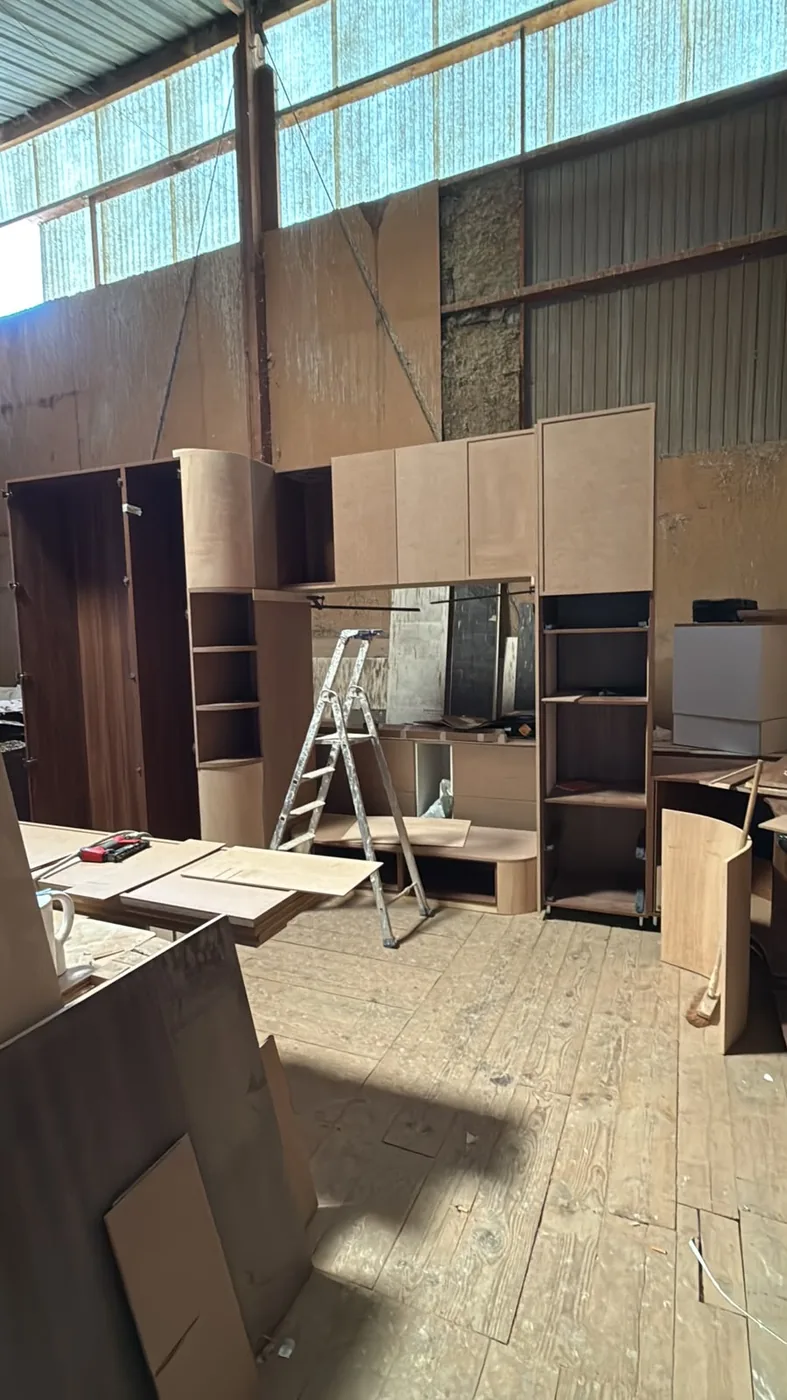 Meuble TV en noyer en cours d'installation dans le séjour