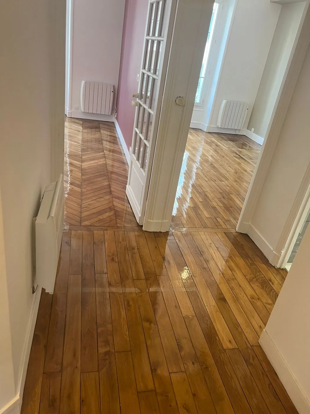 Séjour rénové : parquet point de Hongrie poncé et vitrifié