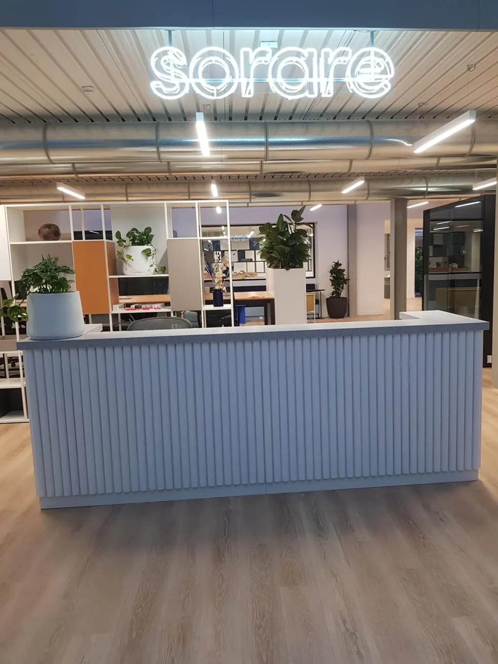 Plateau de bureaux aménagé avec banque d'accueil