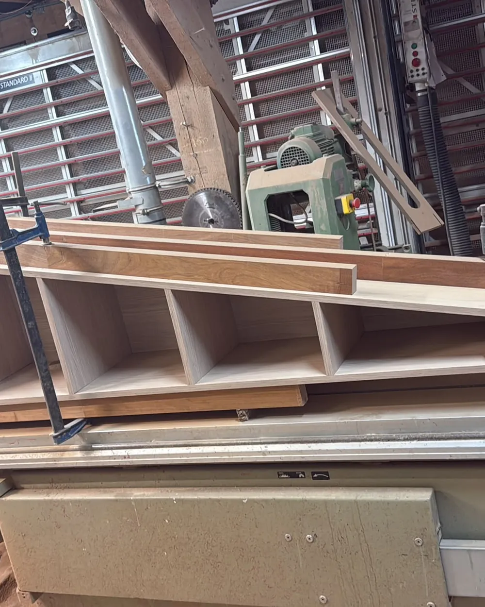 Panneaux de menuiserie en cours de fabrication à l'atelier