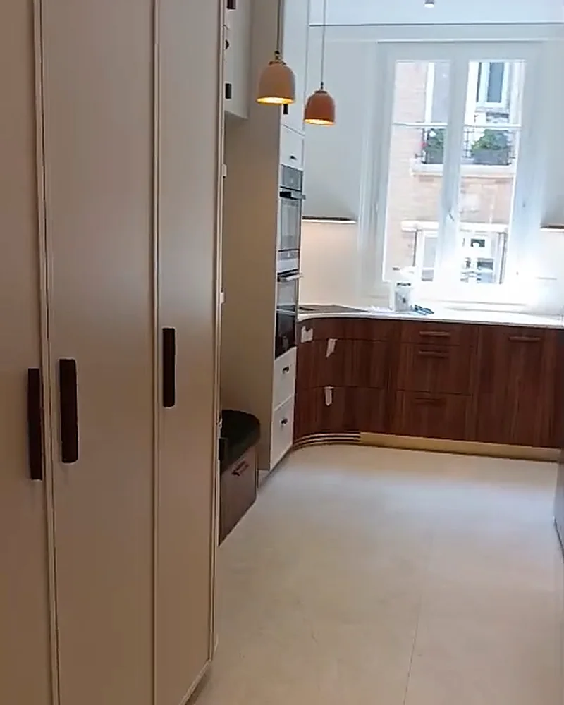 Couloir ouvrant sur une cuisine en noyer sur mesure