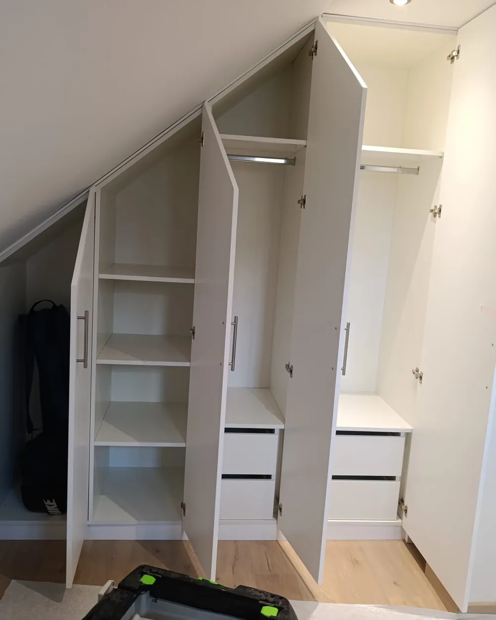 Dressing ouvert sur mesure avec penderies et tiroirs