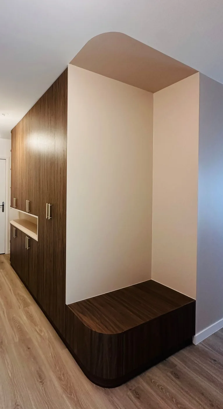Entrée sur mesure en noyer avec banc arrondi intégré