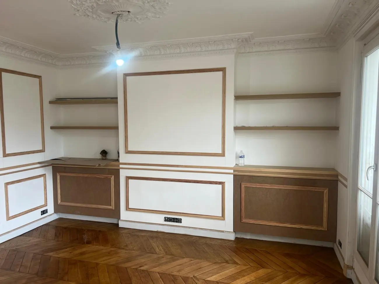 Moulures haussmanniennes en cours de restauration