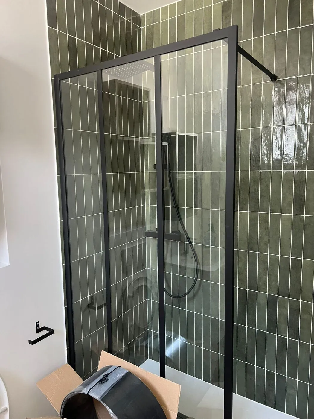 Salle de bain rénovée après intervention : douche en zellige vert